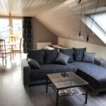 App. 3
Blick aus Schlafzimmer in den Wohnbereich und auf die Terrasse. Zusätzliches Bett hinter der Couch. Auf der linken Seite separates WC. App. 3 Blick aus Schlafzimmer in den Wohnbereich und auf die Terrasse. Zusätzliches Bett hinter der Couch. Auf der linken Seite separates WC.