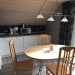 Küche mit Esstisch.