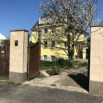 Die Zufahrt zum freistehenden Haus mit Garten befindet sich in einer Nebenstraße (Sackgasse).