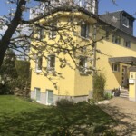 Ansicht von App. 1 + 2 für je 4 Pers, App. 3 für 2 Pers. (auf Anfrage 3 Pers.).
Fenster unten gehören zu App. 1, App. 2 unter Dachterrasse, App. 3 Dachterrasse.
Alle haben einen separaten Zugang über das Treppenhaus. Ansicht von App. 1 + 2 für je 4 Pers, App. 3 für 2 Pers. (auf Anfrage 3 Pers.). Fenster unten gehören zu App. 1, App. 2 unter Dachterrasse, App. 3 Dachterrasse. Alle haben einen separaten Zugang über das Treppenhaus.