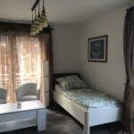 App. 2 Schlafzimmer 1
Andere Blickrichtung vom Zimmer. Rechts Ausgang zum Balkon.